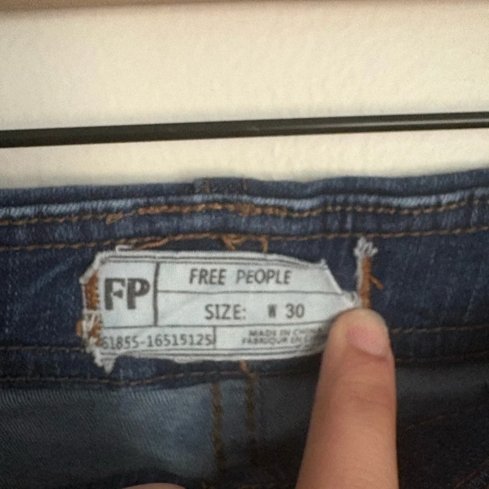 Free People Pleated Dark Blue Denim Flare Pants Crop Ankle size 30 Stretchy EUC - Picture 3 of 7